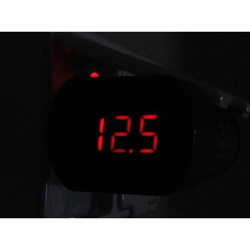 12V feszültségmérő, autós feszültségmérő, digitális voltmérő, autós elektronikai mérőeszköz, autós feszültség kijelző